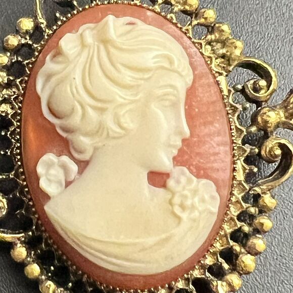 Brooch Vintage Signed AVON Cameo Perfume Locket Pin Jewelry - Picture 4 of 5